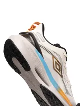 Championes de running Umbro Infinity, color negro con detalles en gris y rojo.