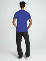 Remera azul de algodón con cuello redondo y logo Calvin Klein Jeans bordado en el pecho.