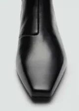 Botín negro de cuero con punta fina y tacón kitten de 4 cm.