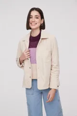 Sobrecamisa beige claro de pana con cuello camisero, manga larga y cierre con botones.
