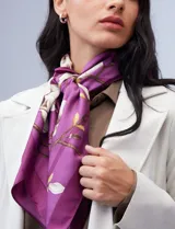 Pañuelo cuadrado de satén estampado con flores, marca Barrington.