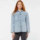 Sobrecamisa de denim celeste con cuello clásico, cierre frontal con botones a presión, mangas largas con puños abotonados, dos bolsillos de parche en el pecho y corte holgado.