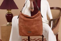 Cartera bandolera color marrón, confeccionada en símil cuero con textura. Tiene dos divisiones internas, asa corta fija y correa larga regulable.