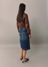 Falda midi de denim azul con tiro alto, corte evasé y abertura frontal.
