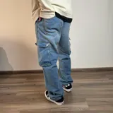 Pantalón jean celeste de corte recto con bolsillos cargo laterales.