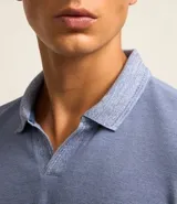 Polo de hombre color gris claro, corte confort, cuello polo, manga corta y tejido texturizado.