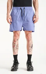 Short de baño color lila, de calce regular, con elástico en la cintura, cordón de ajuste, cuatro bolsillos y confeccionado en tejido plano liviano de secado rápido.