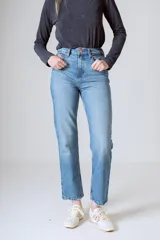 Jeans de tiro alto y pierna recta, color celeste claro. Confeccionados en 98% algodón y 2% elastano.