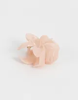 Broche para el pelo con forma de flor de cinco pétalos color rosa claro.