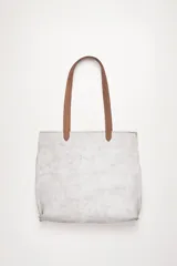 Tote de cuero blanco craquelado, de tamaño mediano, con asas de cuero marrón y bolsillo interior.