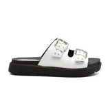 Sandalias blancas con plataforma negra y dos tiras anchas con hebillas plateadas.