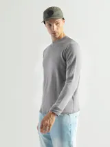 Remera negra de manga larga con cuello redondo, confeccionada en tejido mini piqué de algodón.