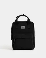 Mochila negra de tela deportiva con correas regulables, manijas superiores con broche, acceso con cierre superior y puller de cuerina, bolsillo frontal con cierre y puller de cuerina, y tag de goma.
