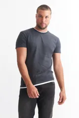 Remera gris oscuro de manga corta con cuello redondo y detalles a contratono en blanco en cuello y ruedo.
