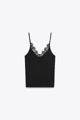 Camiseta negra de algodón con tirantes finos y escote en pico con detalle de encaje.