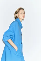 Abrigo amplio de Zara Woman Collection confeccionado en hilatura con mezcla de lana. Tiene cuello solapa, manga larga, bolsillos delanteros, forro interior a contraste y cierre frontal con botones.