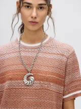 Vestido corto de tejido calado con cuello redondo y mangas cortas con puños a rayas en color contrastante. Diseño degradado en tonos lila y borgoña.