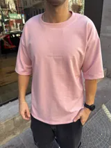 Remera rosada de algodón pesado, corte holgado y cuello redondo.
