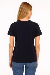 Remera azul marino con estampado de la palabra "Hope" en letras de diferentes colores y una flor amarilla.