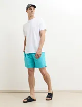 Short de baño verde agua.