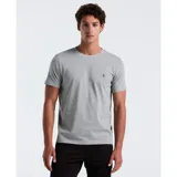 Remera gris de algodón orgánico, de corte entallado y cuello redondo. Presenta logo de pingüino bordado en el pecho.