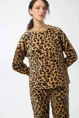 Buzo de poliéster con cuello redondo y mangas largas, con estampado animal print de leopardo en tonos marrones.