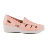 Zapato casual Korium Confort Rhonda color rosa con detalles calados y plataforma baja.