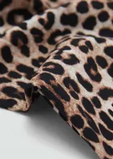 Calcetines largos con estampado de leopardo en tonos marrones y negros.