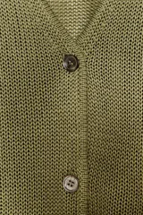 Chaqueta celeste de punto con escote en pico, manga larga y cierre frontal con botones.
