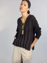 Sweater rojo de punto con escote en V y mangas 3/4.
