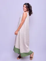 Vestido largo sin mangas color beige con ruedo verde, de corte amplio y estilo casual.