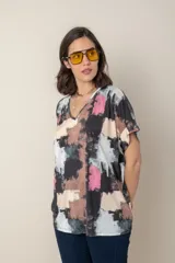 Remera italiana estampada con escote en V y mangas cortas.