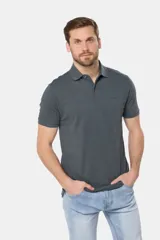 Chomba azul con textura de líneas horizontales en relieve, cuello clásico y tapeta con dos botones.