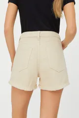 Short de jean color beige, tiro alto, con bolsillos delanteros y traseros, roturas y ruedo desflecado.