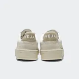 Championes Veja V-90 de cuero color blanco con detalles en beige.