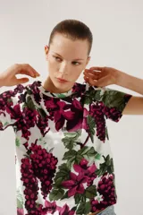 Camiseta de algodón color rosa con estampado de flores.
