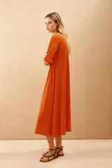 Vestido midi color naranja, de corte recto y mangas cortas.