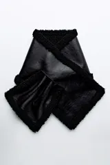 Bufanda negra de cuero sintético con forro de borrego sintético.