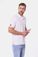 Remera polo de piqué blanca, lisa, con cuello en rib y botones personalizados.