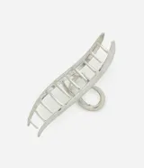 Pinza para el pelo plateada con forma ondulada y detalle calado.