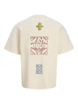 Camiseta color crema de manga corta y cuello redondo con corte holgado.