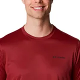 Remera deportiva Columbia Hike Crew color borgoña, de corte clásico y manga corta, con logo estampado en el pecho. Confeccionada en poliéster con tecnología Omni-Wick para absorción de la humedad y control de olores.
