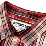 Camisa de manga larga a cuadros rojos, negros y beige, con cuello clásico, cierre con botones y bolsillo en el pecho con logo de la marca.