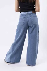Pantalón de jean de tiro alto, corte wide leg, con paneles de denim en tonos contrastantes y costuras marcadas en el frente.