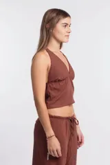 Pantalón marrón de tiro alto, corte palazzo y cintura con cordón ajustable.