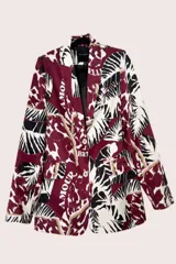 Blazer con estampado abstracto en tonos borgoña, negro y blanco, de corte clásico y solapas con muesca.