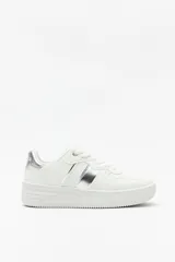 Zapatillas blancas de símil cuero con recortes en gamuza y detalles metalizados plateados. Plataforma de 4,5cm de alto.