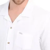 Camisa blanca de manga corta con cuello clásico y bolsillo en el pecho.