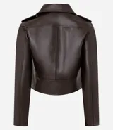 Campera biker marrón de cuero sintético con cuello con solapa, cierre frontal asimétrico con cremallera, bolsillos con cremallera y tiras con botones en los laterales.