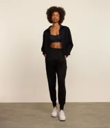 Pantalón deportivo gris melange, tipo jogger, confeccionado en microfibra pesada con viscosa certificada. Tiene cintura elástica, bolsillos laterales y corte holgado.